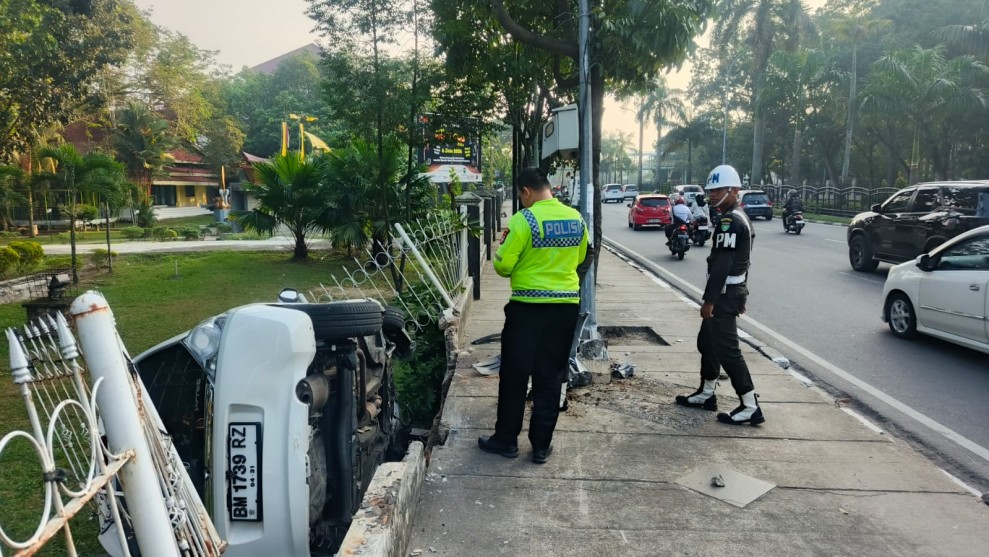 Pengemudi Diduga Microsleep, Honda Brio Tabrak Pagar Taman Budaya di Pekanbaru