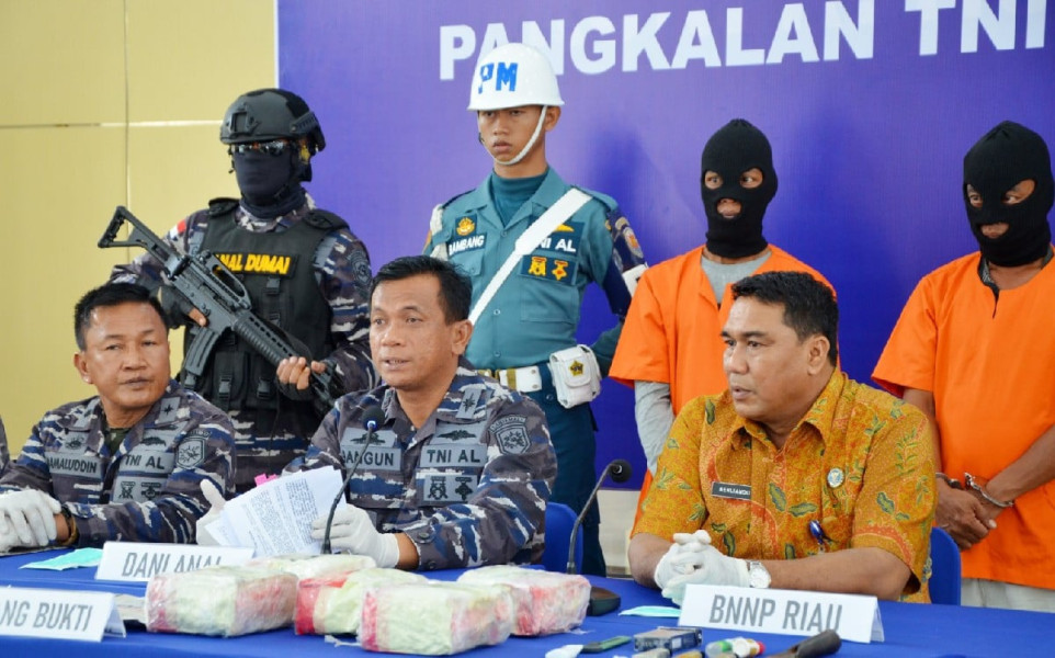 Sempat Kejar-kejaran di Perairan Bengkalis, TNI AL Berhasil Amankan Dua Kurir dan 5,4 Kg Sabu