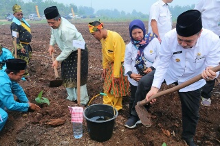 Bupati Siak Dampingi Gubri Tinjau Lahan Tora