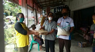 Petugas Pendamping BSP Kemensos Salurkan Bansos untuk KPM di Kabupaten Siak