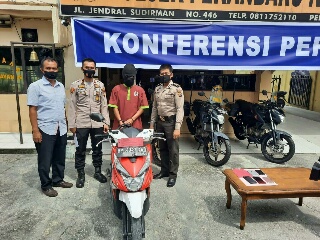Si Maling ini Sikat Sepeda Motor di Halaman Rumah saat Pemilik Istirahat 