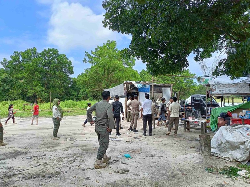 Penataan Stadion Naga Sakti, Satpol PP Bongkar Lapak PKL Permanen Pakai Excavator