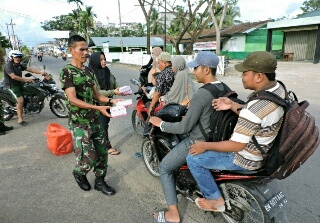 Bagi-Bagi Takjil, Dandim Harap Dapat Lebih Dekatkan TNI Dengan Masyarakat