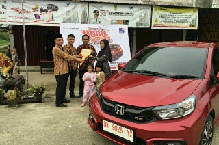 Rosnah Terima Hadiah Mobil dari Bank Riau Kepri Capem Kotabaru