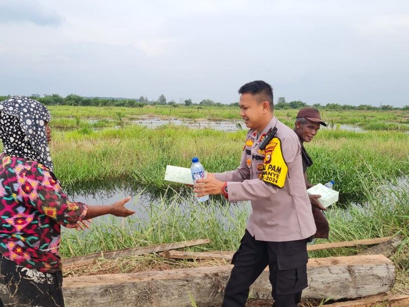 Kapolsek Bonai Darussalam Sampaikan Pesan Pilkada Damai serta Berikan Bansos kepada Masyarakat