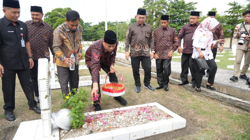 Jadi Dewan Pembina Kejuangan 45, Bupati Tabur Bunga di Makam Pahlawan
