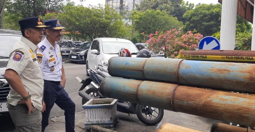 Percantik Wajah Kota, Pemko Pekanbaru Bongkar Bando Reklame Ilegal