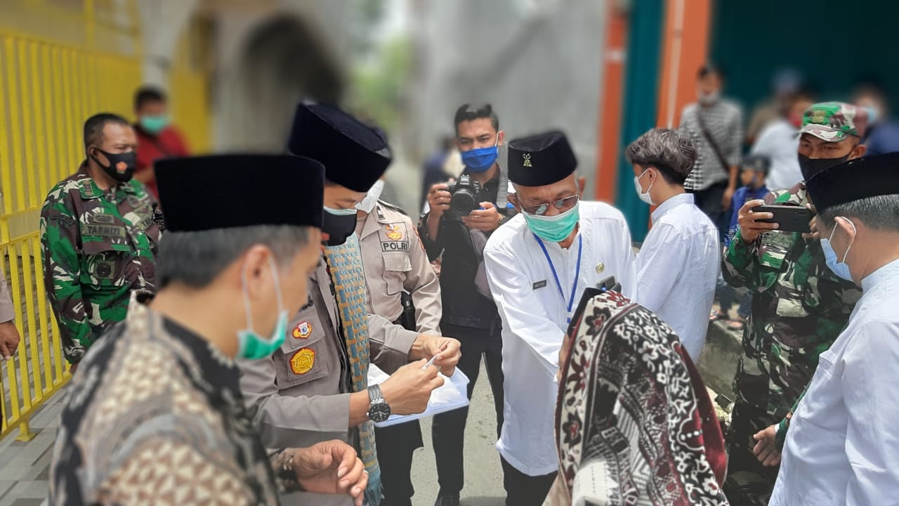 YVB Bersama Ketua DPRD, Dandim dan Kapolres Bagi-bagi Masker ke Jama'ah Jelang Shalat Jum'at