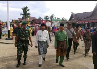 Bupati Inhil Buka Bazar dan Pawai Ta'aruf MTQ di Enok