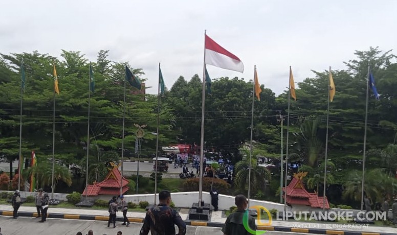 Aksi Ribuan Mahasiswa di DPRD Riau, Jalan Sudirman Lumpuh