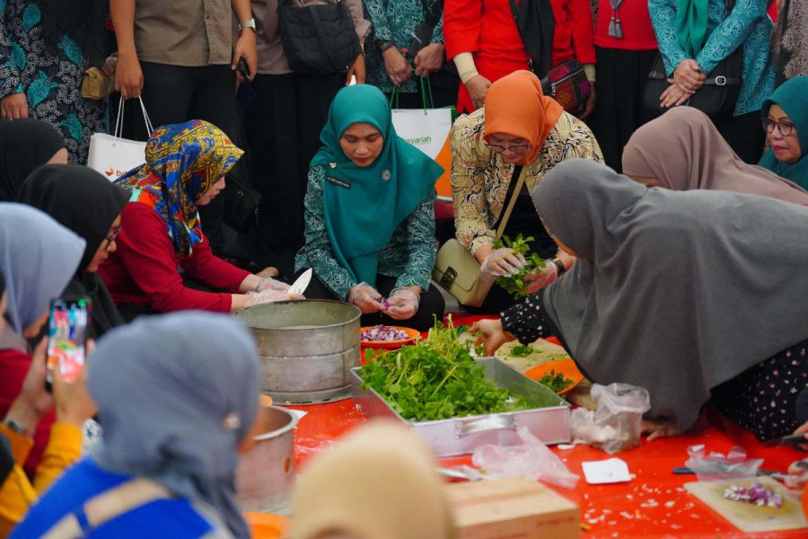 Sambil Serahkan Bantuan, Henny Sasmita Wahid Bantu Relawan Masak di Dapur Umum