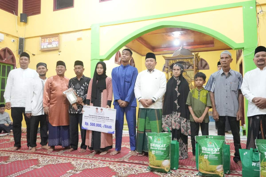 Safari Ramadhan 1446 H, Wabup Husni Merza Serahkan Bantuan Anak Yatim dan Paket Ramadhan Bahagia BazNas Siak