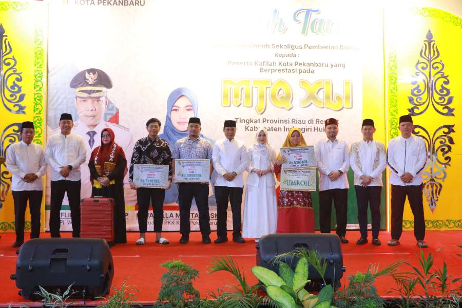 Bang Uun Serahkan Hadiah Umroh kepada Kafilah Juara MTQ
