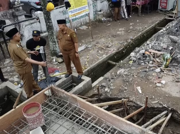 Bupati Herman Tinjau Proyek Drainase Jalan Pangeran Hidayat