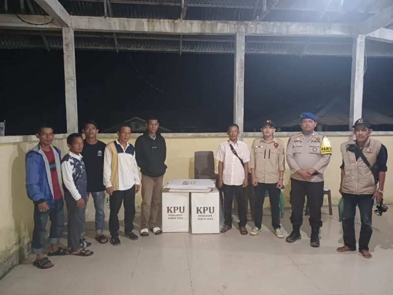 Personil Polsek Concong Tak Kenal Lelah Amankan Jalan Pilkada 2024 Hingga Malam Hari