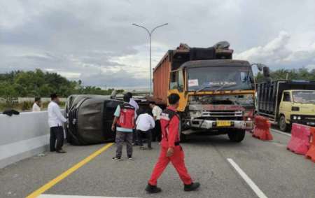 Rem Blong, Truk Tronton Tabrak Tiga Mobil Lagi Antri di Exit Tol Pekanbaru