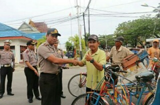 Kapolres dan Jajaran Bagikan Takjil Kepada Penarik Becak
