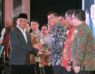 Wako Pekanbaru Terima Penghargaan Anugerah Kihajar 2017 dari Mendikbud
