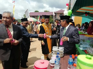 Bupati Sambangi Stand Bazar Fakultas Ilmu Sosial Uniks