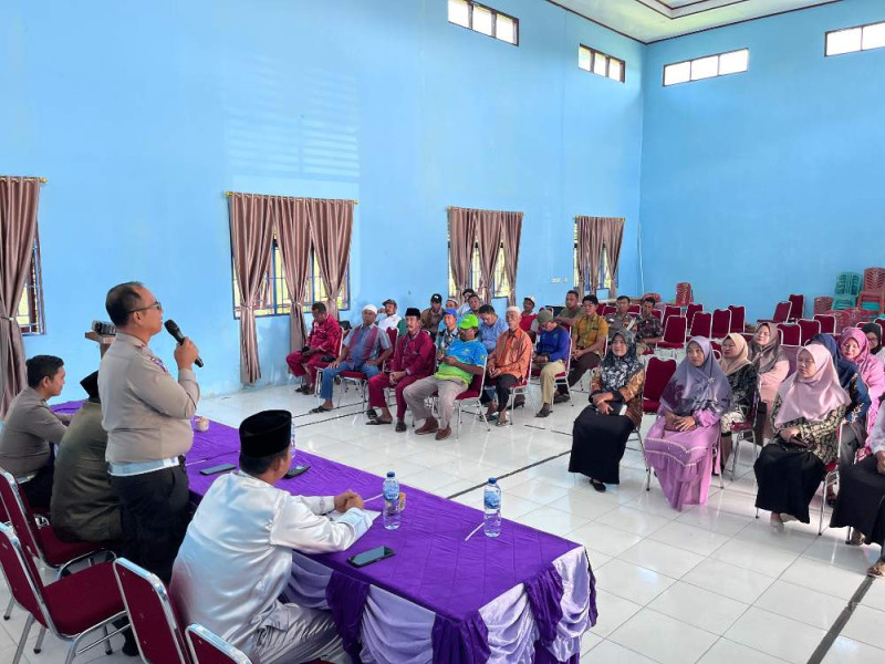 Satlantas Polres Siak Sosialisasi Keselamatan Berlalu Lintas Sekaligus Wujudkan Pilkada Damai di Kampung Sawit Permai