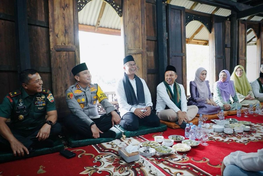 Aghi Ghayo Onam, Gubernur Riau Bersama Kapolda dan Danrem Makan Bajambau di Kampar