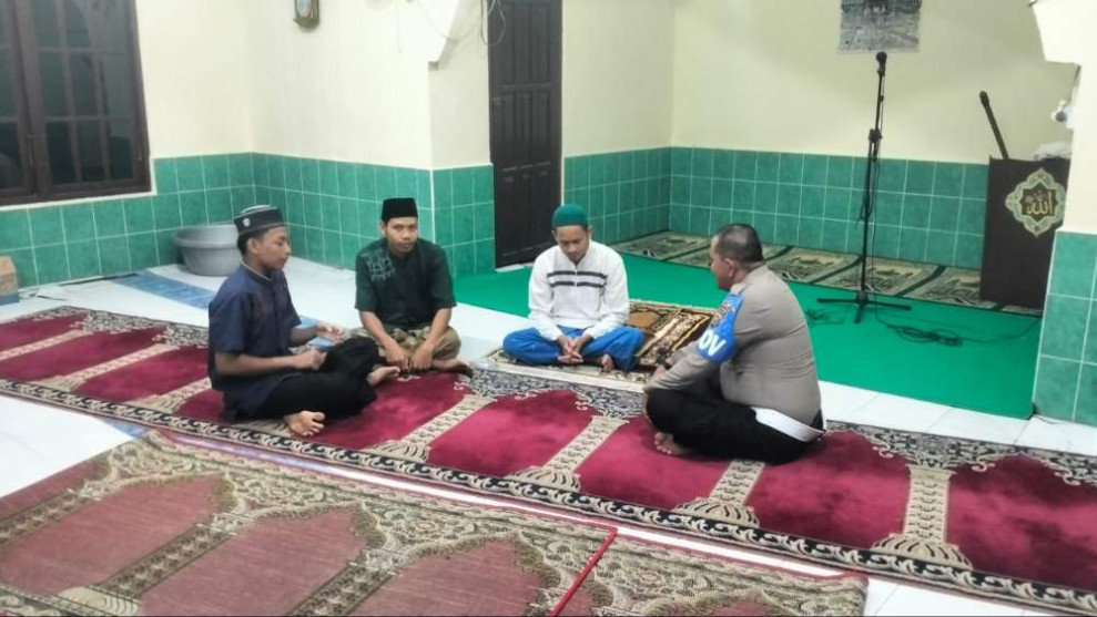 Polsek Tempuling Sampaikan Pesan Pilkada Damai di Surau Fastabiqul Khairat