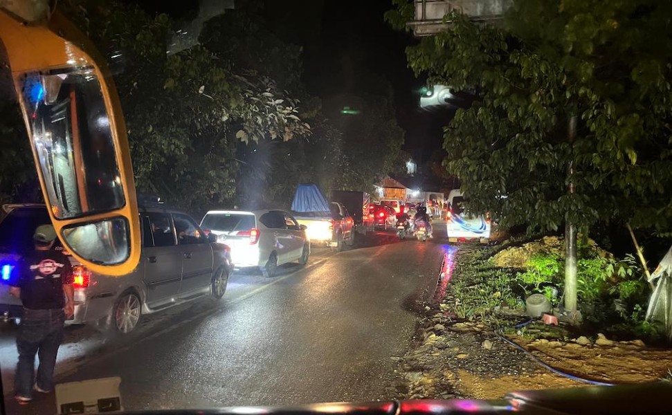 Hujan Deras, Ruas Jalan Sumbar-Riau Amblas