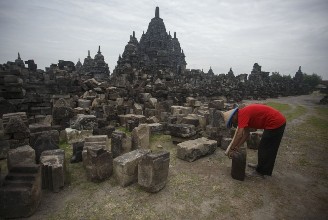 Obama Sempat Lihat Proses Pemugaran Candi Perwara Prambanan
