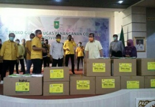Partai Golkar Sumbangkan Ribuan APD untuk Para Medis di Riau 