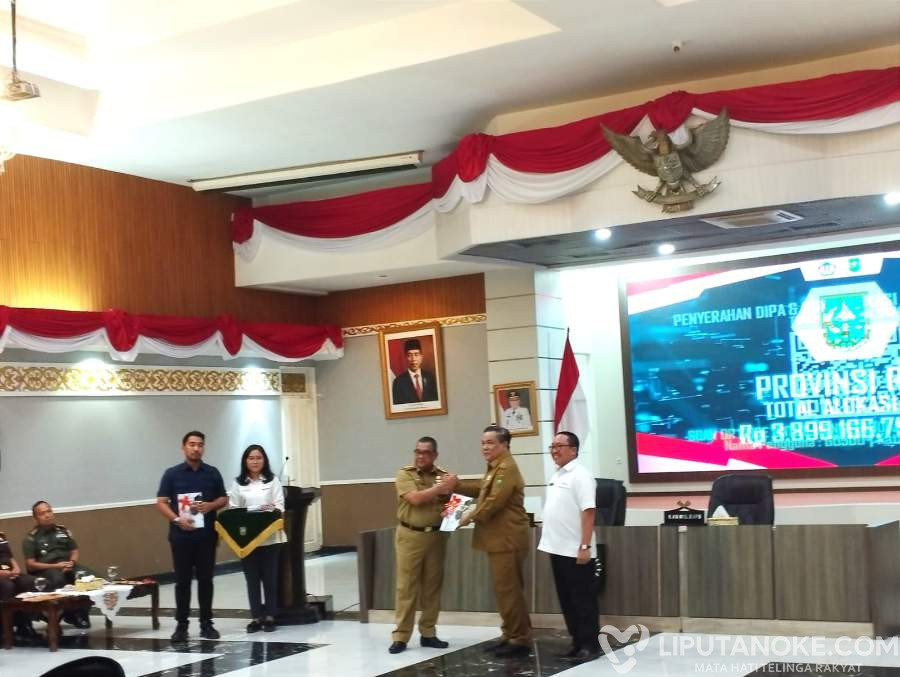Minta Anggaran Segera Direalisasikan, Gubri Serahkan DIPA ke Pemda dan Satker