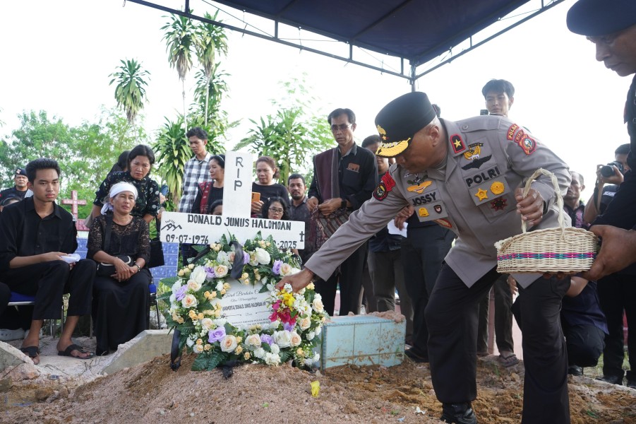 Jenazah Ipda Donald 'Pahlawan Karhutla' Dimakamkan Secara Kedinasan