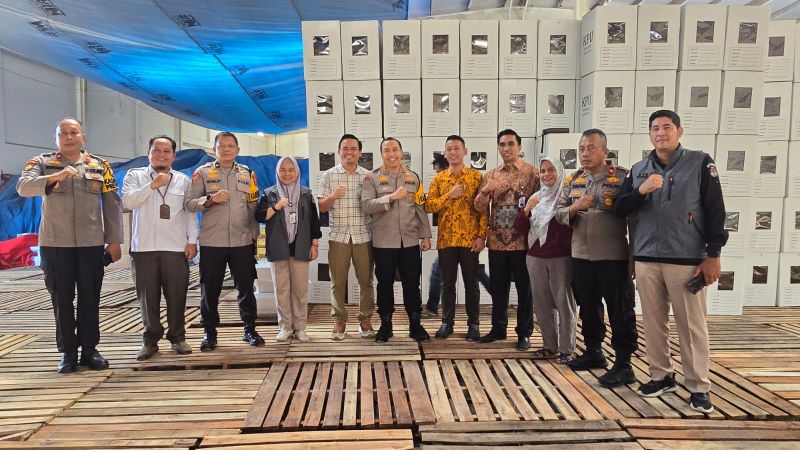 Dikawal Ketat Sat Brimob Polda Riau, Logistik Surat Suara Tahap II Tiba di Pekanbaru