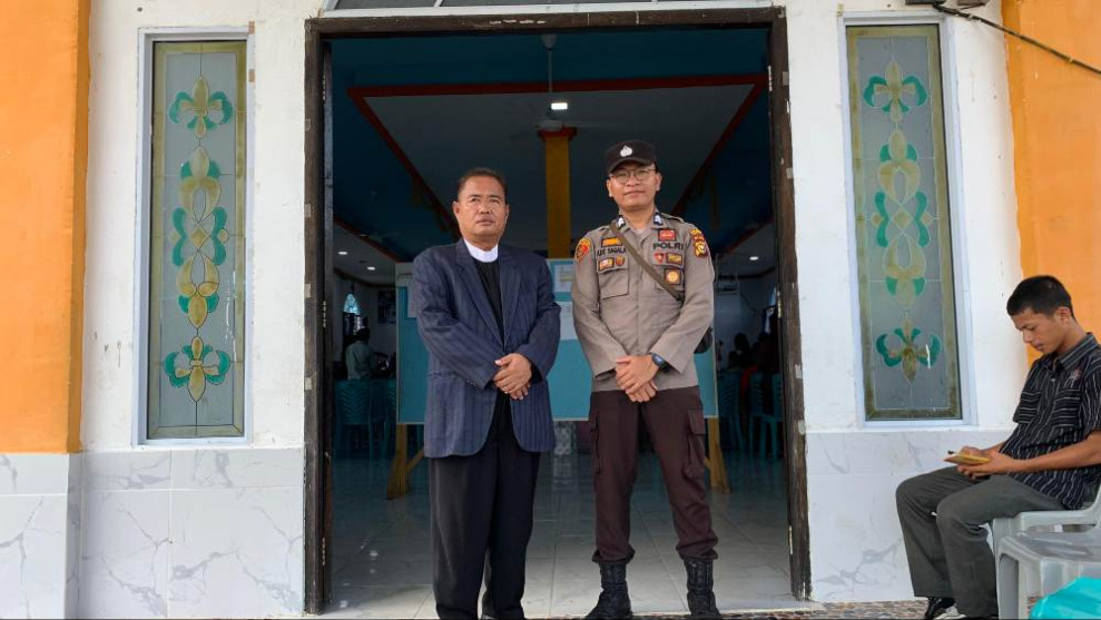 Polsek Pulau Burung Sambangi Jemaat Gereja Sampaikan Pesan Pilkada Damai 2024
