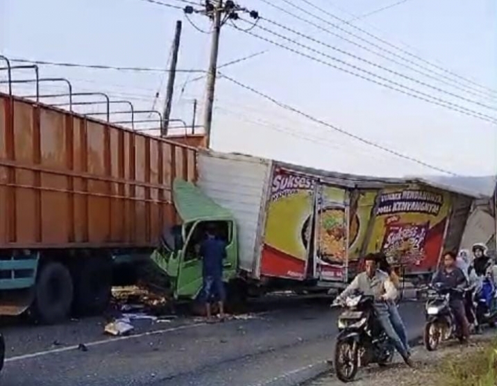 Mobil Box dan Tronton Tabrakan di Tikungan Tajam di Inhu, Begini Kondisinya