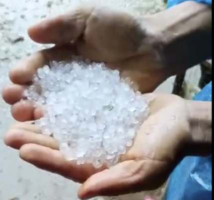 Hujan Es Mengguyur Tanah Datar Sumbar, Warga Abadikan Momen Langka Sambil Berkelakar: Lumayan Nambah Es Teler