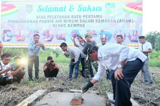 Bupati Wardan Lakukan Peletakan Batu Pertama Pembangunan AMDK