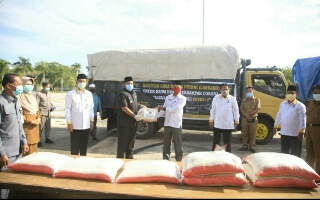 Bupati Siak Salurkan LIMBAKO untuk Keluarga Kurang Mampu 