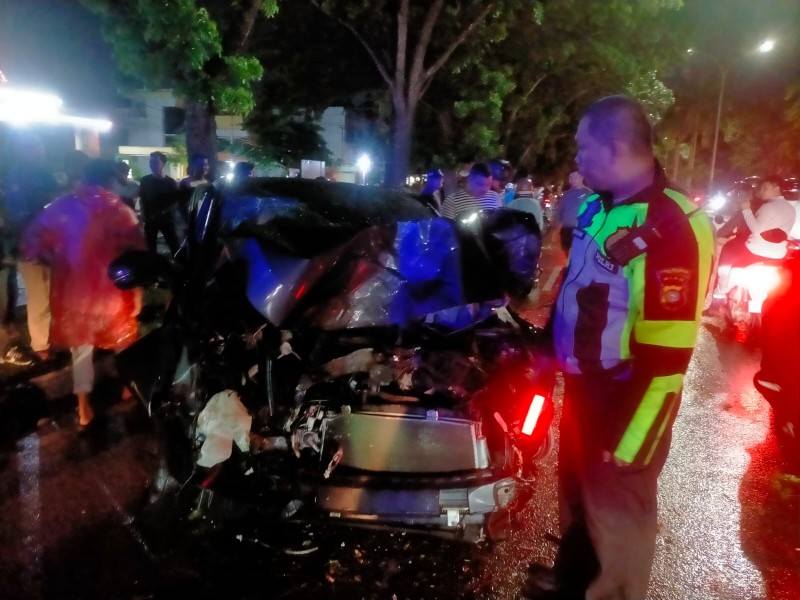 Meluncur Kencang di Jalan Sudirman, Mobil HR-V Hantam Pohon hingga Ringsek
