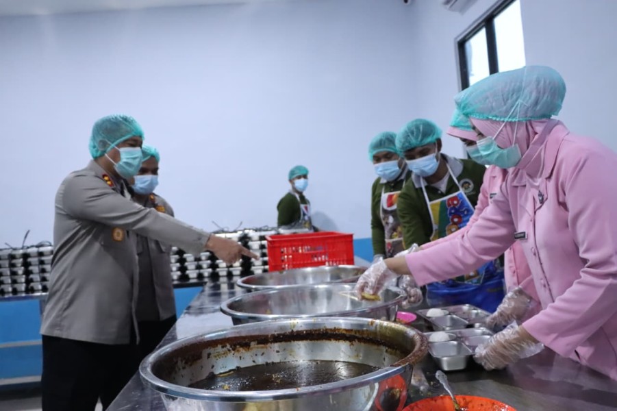 Pastikan Standar Terpenuhi, Kapolres Rohil Bersama Bhayangkari Cek Dapur SPPG