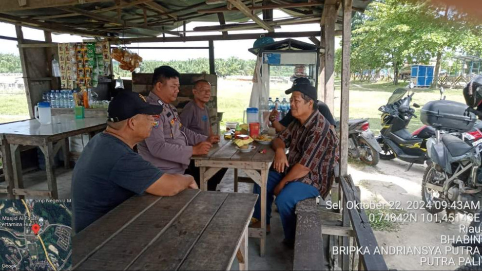 Sambangi Tokoh Masyarakat, Bhabinkamtibmas Polsek Minas Sosialisasi Pilkada Damai