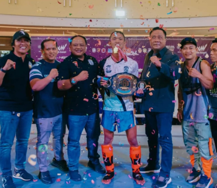 Dansat Brimob Polda Riau Serahkan Sabuk Juara kepada Demanto di SKA SPORT Show