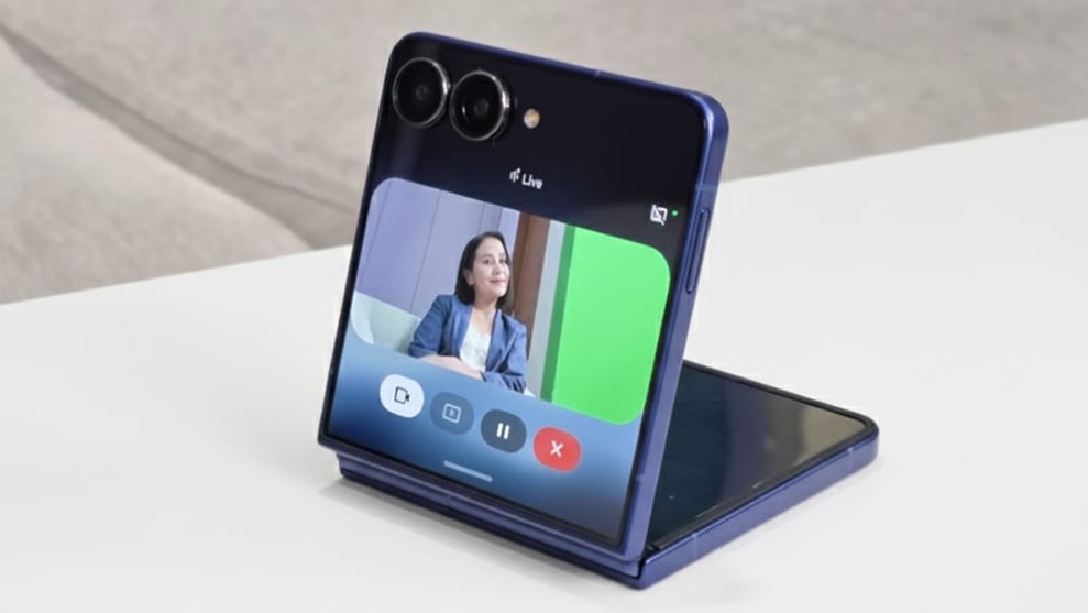 Makin Banyak Disukai, Begini Tanggapan HP Lipat Samsung dari Artis Prilly dan Andy