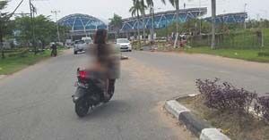 Aduh, Wanita Bugil Ini Naik Motor ke Bandara Internasional Supadio