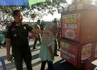 Puluhan Pedagang Gerobak Depan Istana Siak di Usir Satpol PP