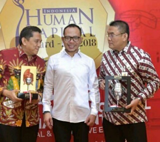 Menaker RI Serahkan Award IHCA IV 2018