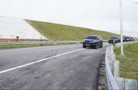 Ruas Tol Penang  Resmi Dibuka, Gubri Syamsuar Langsung Mengaspal