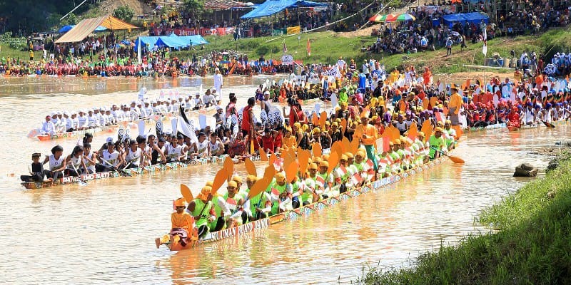 Solidaritas dan 'Pacu Lopek Ala Omak-omak' dalam Menjaga Tradisi Pacu Jalur