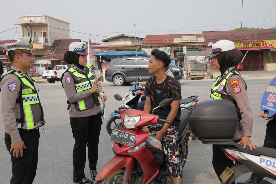 Pelanggaran Helm Melejit, Satlantas Pekanbaru Turun ke Jalan Tegur Pengendara di Rumbai