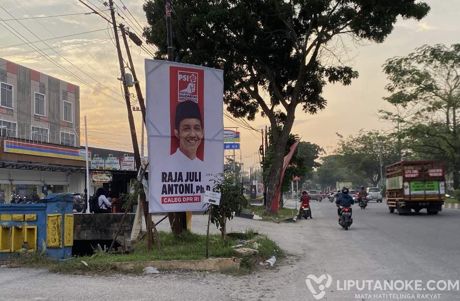 Jelang Penetapan DCT, Baliho Wamen ATR Raja Juli Antoni Terpampang di Setiap Sudut Kota Pekanbaru