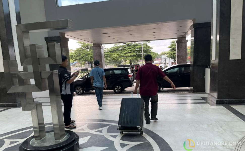 Selesai Geledah Kantor PUPR Riau, KPK Bawa 1 Koper Berisikan Dokumen